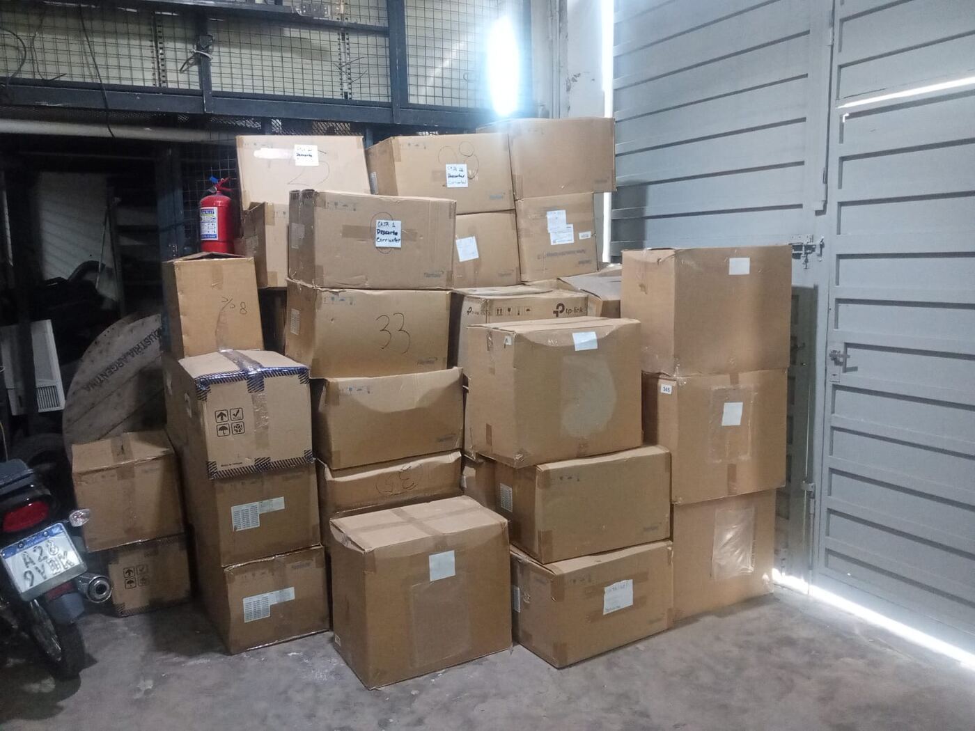 Cajas rotuladas y etiquetadas listas para procesar en nuestro depósito