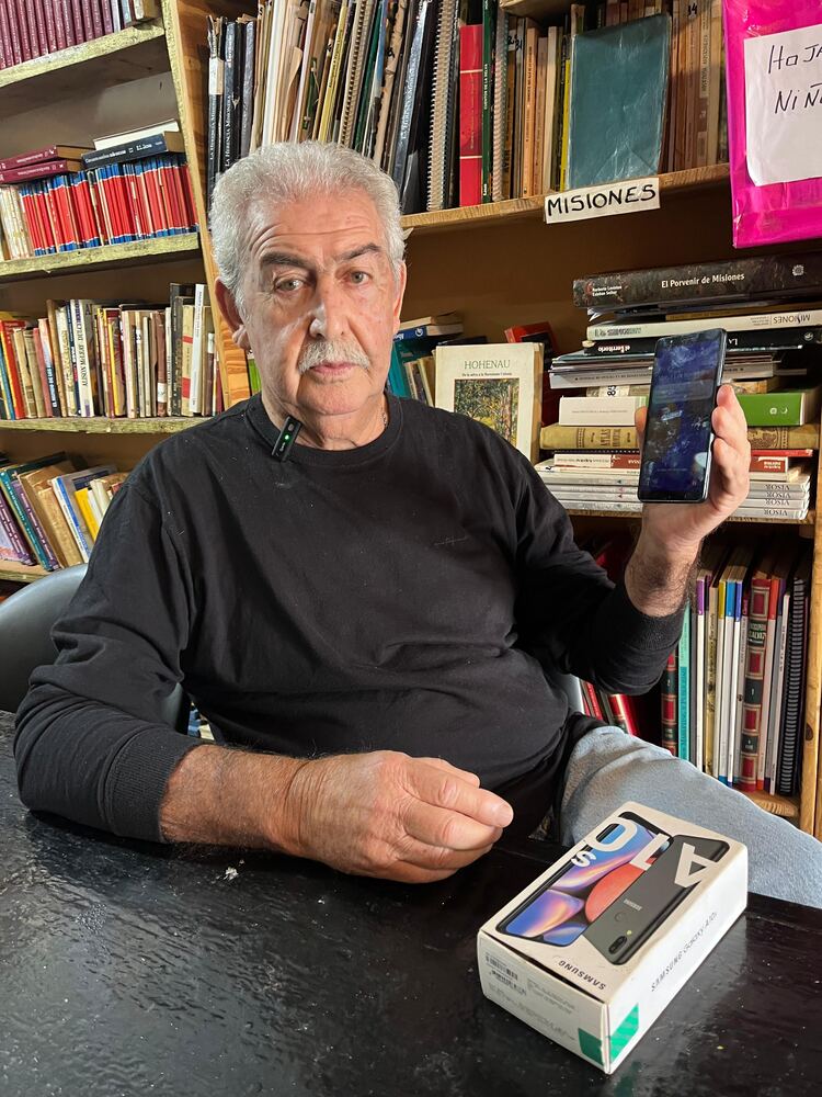 Entrega de celular donado en una biblioteca pública