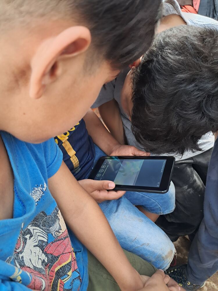 Niño usando una tablet donada