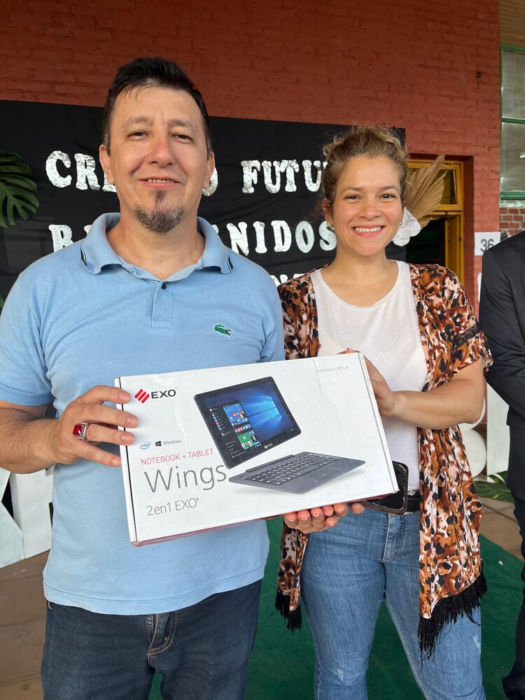 Entrega de notebook donada en una escuela de Posadas