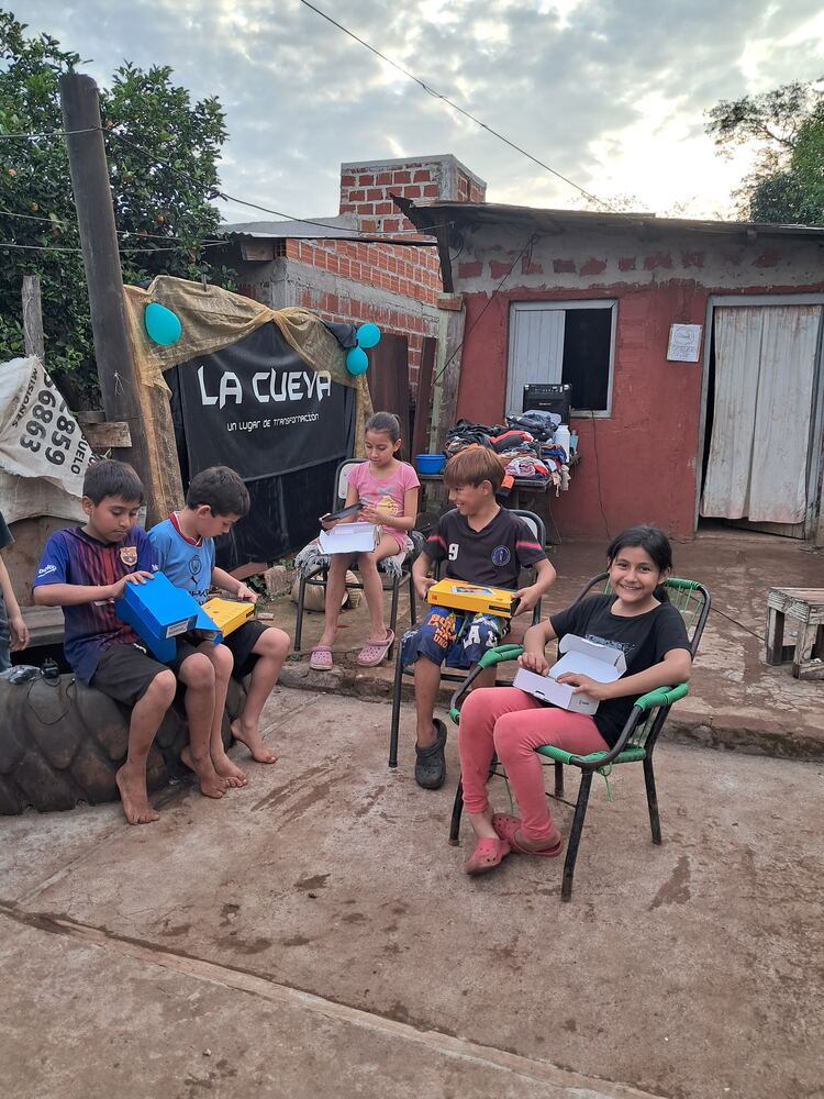 Entrega de equipos donados en un merendero de Garupá