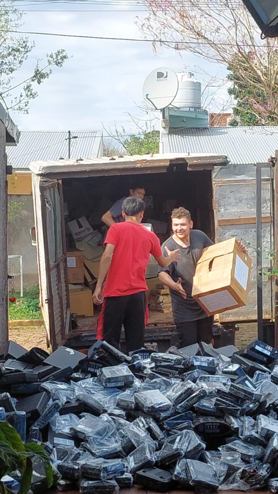 Nuestro equipo recibiendo una entrega de residuos electrónicos
