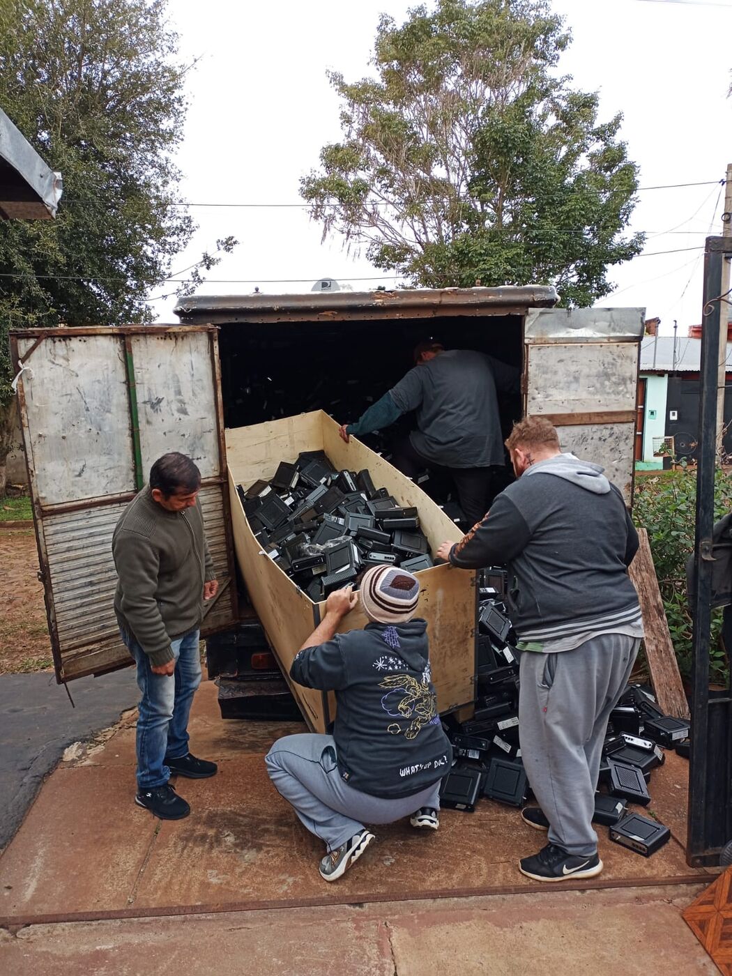 Equipo de la cooperativa descargando un cajón de módems recuperados